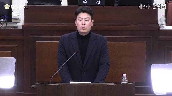 지난 20일 양산시의회 임시회 제2차 본회의에서 징계안 가결 후 공개 사과를 하고 있는 강태영 의원. 양산시의회 본회의 영상 캡처