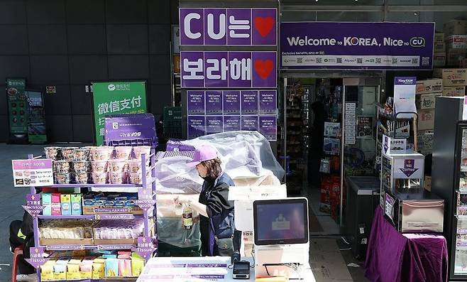 그룹 방탄소년단(BTS)이 정규 5집 '아리랑'(ARIRANG) 발매를 기념해 무료 공연 'BTS 컴백 라이브: 아리랑'(BTS THE COMEBACK LIVE|ARIRANG)을 연 지난 21일 서울 광화문 광장 인근 편의점에 관련 안내문이 붙어 있다. 연합뉴스