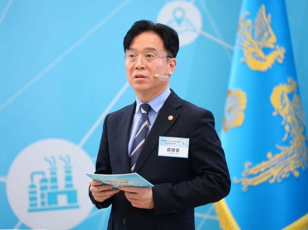 ▲지난 20일 김영훈 노동부 장관이 청와대 영빈관에서 이재명 대통령 주재로 열린 중소기업인과의 대화에서 지역 인재 육성을 통한 지역 균형성장을 주제로 정부 발제를 하고 있다. ⓒ연합뉴스