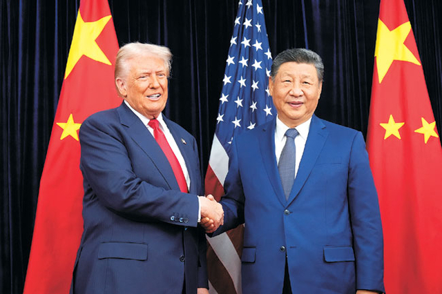 도널드 트럼프(왼쪽) 미국 대통령과 시진핑 중국 국가주석. 정상회담을 위해 지난해 10월 30일 부산 김해공군기지 나래마루에서 만나 악수하고 있는 모습. [로이터 연합뉴스]