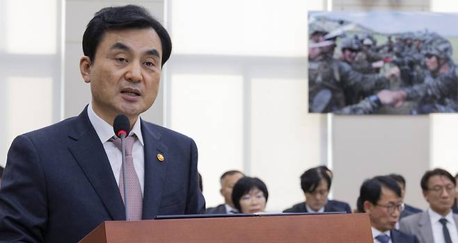 안규백 국방부 장관이 지난 17일 국회에서 열린 국방위원회 전체회의에 출석해 업무보고를 하고 있다. [사진출처=연합뉴스]