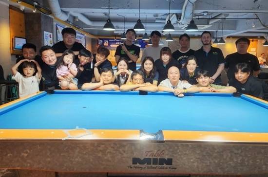 지난 2022년 6월 결성된 월드풀라이프는 회원들의 실력이 막강, 최근 3년간 각종대회에서 30여차례 우승한 포켓볼 동호다. 가족을 동반한 월드풀라이프 회원들이 주요 활동무대인 서울 재클린당구클럽에서 기념촬영하고 있다. (사진=월드풀라이프)