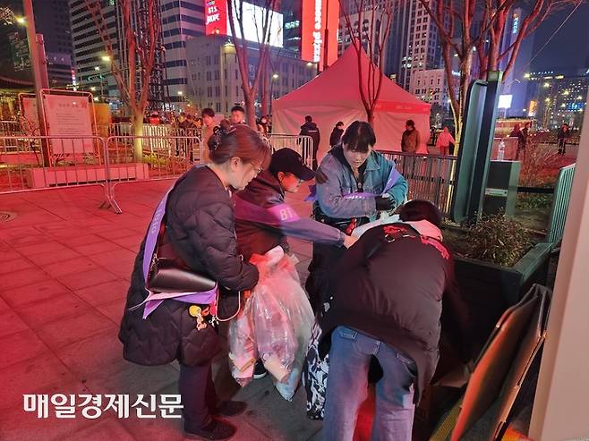 21일 광화문에서 열린 BTS 공연이 끝나고 아미들이 자발적으로 공연장 주변 쓰레기를 줍고 있다. [조병연 기자]