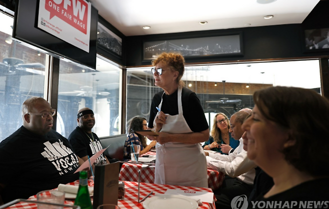 미국의 한 레스토랑에서 서버가 주문을 받고 있다.