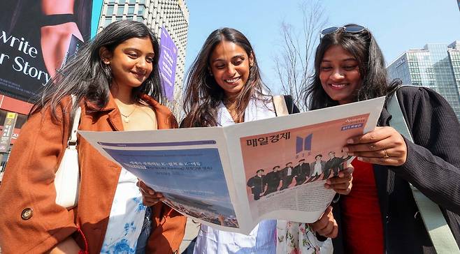 매경 'BTS 특별판' 읽는 외국인들 방탄소년단 컴백 공연일인 지난 21일 서울 광화문광장에서 외국인 관광객이 매일경제신문이 발행한 BTS 특별판을 읽고 있다.  한주형 기자