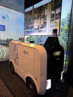 중국 알리바바 본사에 무인 자율주행 배송로봇이 전시돼 있다. 항저우 김희수 기자