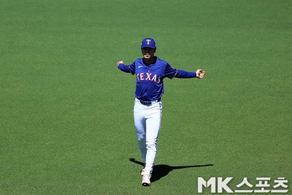 지난해 프로 무대 데뷔한 김성준은 투타 겸업 선수로 성장하기 위한 길을 걷고 있다. 사진(美 서프라이즈)= 김재호 특파원