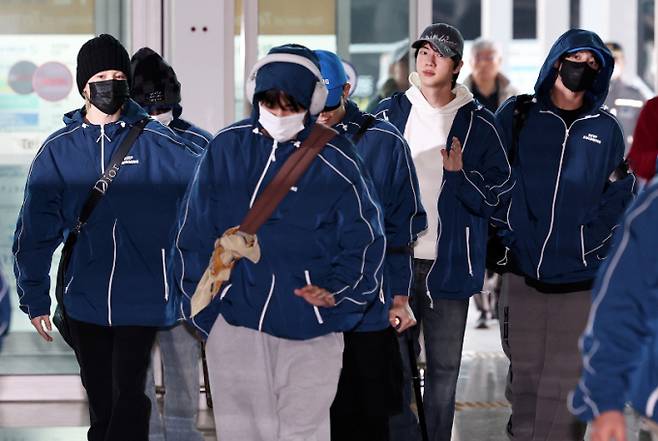 그룹 방탄소년단(BTS)이 22일 오전 인천국제공항을 통해 미국 뉴욕으로 출국하고 있다. /사진=인천공항