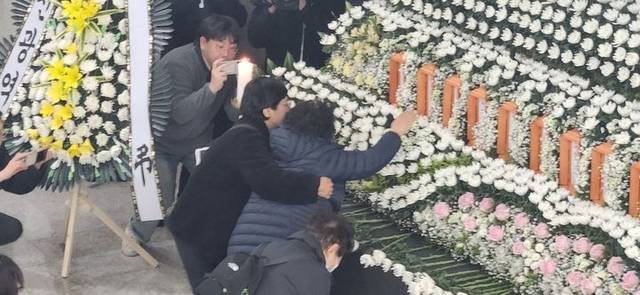22일 대전시청에 마련된 대전공장 화재 희생자 합동분향소에서 유가족이 아들의 위패를 어루만지며 오열하고 있다.뉴시스