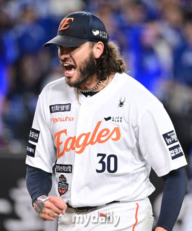 2025년 10월 24일 오후 대전한화생명볼파크에서 열린 '2025 신한 SOL BANK KBO 포스트 시즌' 삼성 라이온즈와 한화 이글스의 플레이오프(PO) 5차전 경기한화 선발투수 폰세가 2회초 투구를 마친 뒤 포효하고 있다./마이데일리