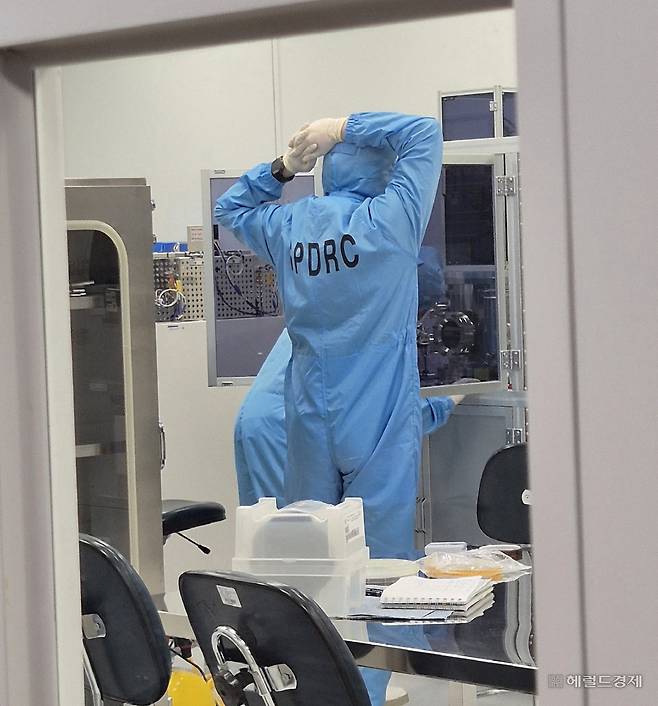 명지대 반도체공학과 학생들이 반도체 실습을 진행하고 있다. 김용재 기자