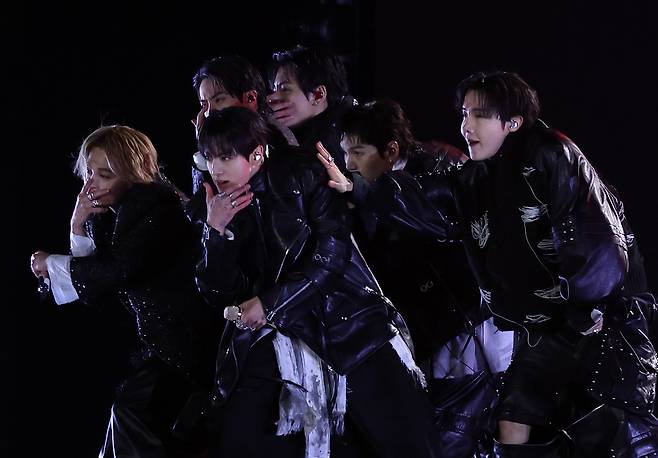 그룹 방탄소년단(BTS)이 21일 서울 광화문 광장에서 정규 5집 ‘아리랑’(ARIRANG) 발매를 기념해 ‘BTS 컴백 라이브: 아리랑’(BTS THE COMEBACK LIVE｜ARIRANG)을 열고 있다. [연합]