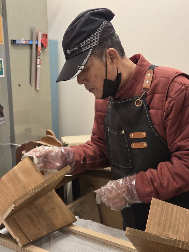 사회부 ‘온기’ 인터뷰_강상국씨 관련 사진. 지난해 복지관 목공예 프로그램에 참여한 강씨의 모습. [초록우산 제공]