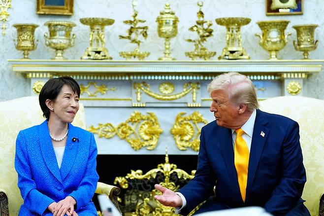 [워싱턴=AP/뉴시스] 다카이치 사나에(高市早苗) 일본 총리는 지난 19일(현지 시간) 열린 도널드 트럼프 미국 대통령과의 회담에서 정식 정전(停戦·휴전) 합의가 이뤄질 때까지 자위대 파견은 어렵다는 인식을 전달했다고 현지 민영 방송사 뉴스 네트워크인 NNN이 21일 보도했다. 사진은 도널드 트럼프 미국 대통령이 지난 19일(현지 시간) 백악관 집무실에서 다카이치 사나에 일본 총리와 회담하고 있는 모습. 2026.03.22.