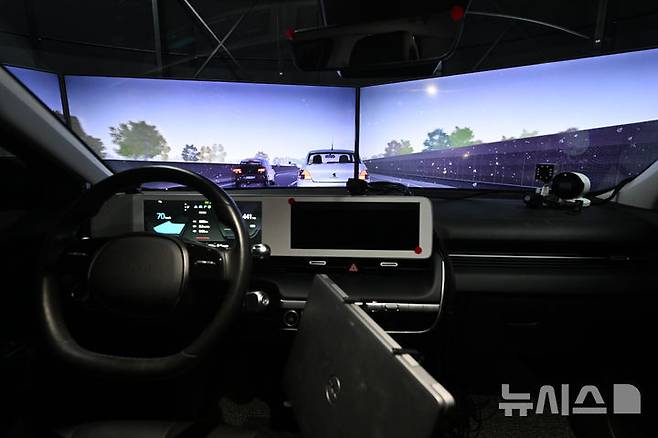 [광주=뉴시스] 이영주 기자 = 13일 오전 광주 북구 오룡동 광주 인공지능산업융합사업단 내 자율주행 차량 실증실에서 AI가 운전하는 자율주행 차량 실증 시현 절차가 이뤄지고 있다. 2026.03.13. leeyj2578@newsis.com