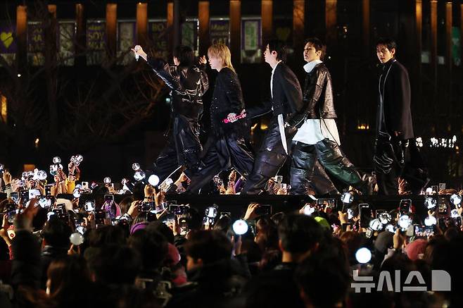 [서울=뉴시스] 김선웅 기자 = 방탄소년단(BTS)이 21일 서울 종로구 광화문광장에서 컴백을 기념해 'BTS 컴백 라이브 : 아리랑' 공연을 선보이고 있다. (공동취재) 2026.03.21. photo@newsis.com