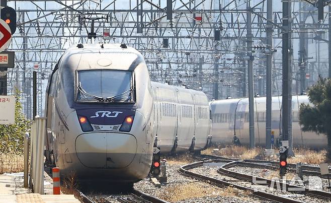 [서울=뉴시스] 황준선 기자 = 철도운영사 통합을 위한 고속열차 교차 시운전이 실시된 3일 서울 중구 서울역으로 SRT 열차가 들어서고 있다.한국철도공사(코레일)와 SR(에스알)은 철도운영사 통합을 위해 KTX와 SRT 열차를 각각 수서와 서울역에서 영업 시운전을 시행한다. 시운전 이후 실제 고객들이 이용할 수 있는 시범 교차운행은 오는 25일로 계획돼 있다. 2026.02.03. hwang@newsis.com