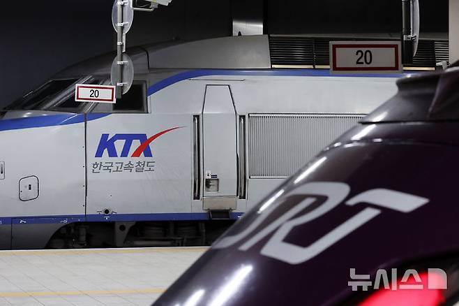 [서울=뉴시스] 조성우 기자 = 철도운영사 통합을 위한 고속열차 교차 시운전이 실시된 10일 서울 강남구 수서역 승강장에 KTX 시운전 열차와 SRT 열차가 나란히 정차해 있다. 2026.02.10. xconfind@newsis.com