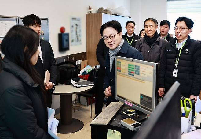 [서울=뉴시스] 김정관 산업통상부 장관이 지난 19일 범부처 합동점검단과 함께 서울 송파구에 위치한 정유사 직영 주유소 불시 점검을 하고 있다. (사진=산업통상부 제공) 2026.03.19. photo@newsis.com *재판매 및 DB 금지