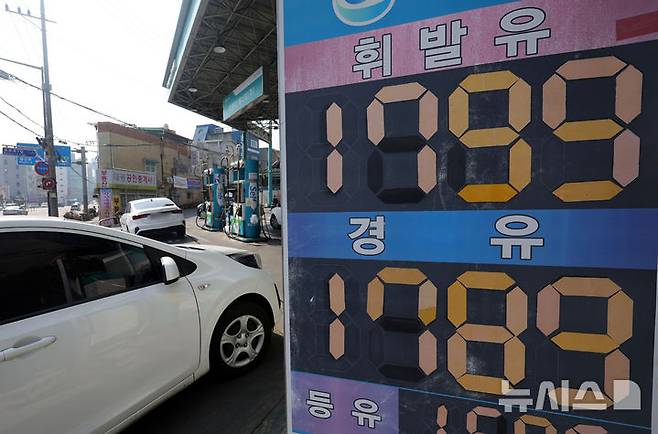 [서울=뉴시스] 홍효식 기자 = 지난 17일 서울 시내 한 주유소에 유가 정보가 표시돼 있는 모습. 2026.03.17. yesphoto@newsis.com