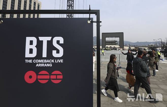 [서울=뉴시스] 김근수 기자 = 22일 오전 서울 종로구 광화문광장에서 전날 열린 방탄소년단의 'BTS 컴백 라이브 : 아리랑' 공연 무대 철거작업이 진행되는 가운데 외국인 관광객들이 사진을 찍고 있다. 2026.03.22. ks@newsis.com