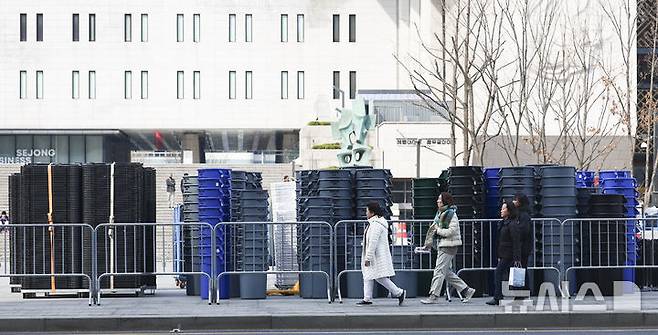 [서울=뉴시스] 김근수 기자 = 22일 오전 서울 종로구 광화문광장에서 전날 열린 방탄소년단의 'BTS 컴백 라이브 : 아리랑' 공연 무대 철거작업이 진행되고 있다. 2026.03.22. ks@newsis.com