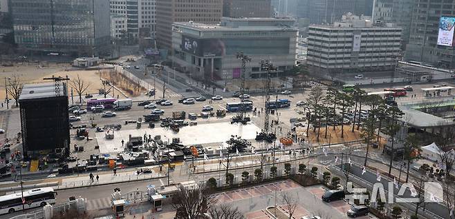 [서울=뉴시스] 김선웅 기자 = 22일 서울 종로구 광화문광장에서 전날 열린 방탄소년단의 'BTS 컴백 라이브 : 아리랑' 공연 무대 철거작업이 진행되고 있다. 2026.03.22. mangusta@newsis.com