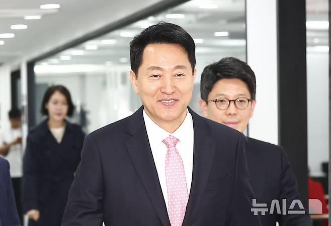 [서울=뉴시스] 김근수 기자 = 오세훈 서울시장이 22일 서울 여의도 국민의힘 중앙당사애서 열린 서울시장 공천 추가 후보자 면접심사에 참석하기 위해 대기실로 이동하고 있다. 2026.03.22. ks@newsis.com
