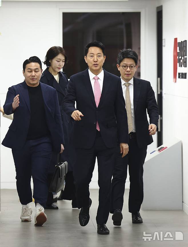 [서울=뉴시스] 김근수 기자 = 오세훈 서울시장이 22일 서울 여의도 국민의힘 중앙당사애서 열린 서울시장 공천 추가 후보자 면접심사에 참석하기 위해 대기실로 이동하고 있다. 2026.03.22. ks@newsis.com