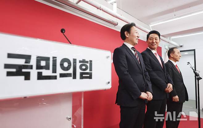 [서울=뉴시스] 김근수 기자 = 6·3 지방선거 서울시장에 도전하는 국민의힘 예비후보들이 22일 서울 영등포구 여의도 국민의힘 중앙당사에서 열린 광역단체장 후보 면접을 마치고 백브리핑을 하고 있다. 왼쪽부터 국민의힘 박수민 의원, 오세훈 서울시장, 김충환 전 강동구청장. 2026.03.22. ks@newsis.com