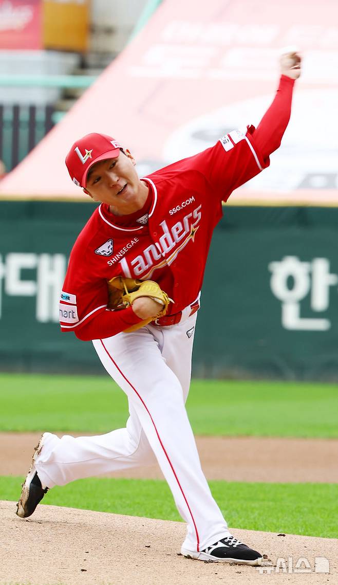[서울=뉴시스] 박주성 기자 = 11일 인천 미추홀구 SSG랜더스필드에서 열린 2025 KBO 포스트시즌 준플레이오프 2차전 삼성 라이온즈와 SSG 랜더스의 경기, SSG 선발 김건우가 역투하고 있다. 2025.10.11. park7691@newsis.com