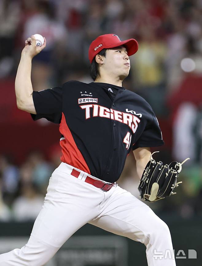 [인천=뉴시스] 김근수 기자 = 23일 인천 미추홀구 SSG랜더스필드에서 열린 2025 KBO리그 KIA 타이거즈와 SSG 랜더스의 경기, 6회말 KIA 두번째 투수 황동하가 공을 던지고 있다. 2025.09.23. ks@newsis.com