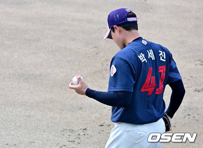 [OSEN=미야자키(일본), 지형준 기자] 3일 일본 미야자키현 아야초 니시키바루 야구장에서 SSG 랜더스와 롯데 자이언츠의 연습경기가 열렸다. 롯데 투수 박세진이 훈련을 하고 있다. 2026.03.03 /jpnews@osen.co.kr