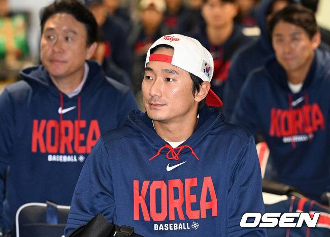 [OSEN=인천공항, 조은정 기자]월드베이스볼클래식(WBC)에 출전한 한국&nbsp;대표팀이 16일 인천국제공항을 통해 마이애미에서 귀국했다.한국은 C조 조별리그에서 일본, 대만, 호주, 체코 상대로 2승 2패(조 2위)를 거두며 2009년 이후 17년 만에 8강 진출에 성공했다. 그러나 도미니카공화국과의 8강전에서 0-10 7회 콜드게임 끝내기 패배로 대회를 마무리했다.야구 대표팀 신민재가 입국장을 나서고 있다. 2026.03.16 /cej@osen.co.kr