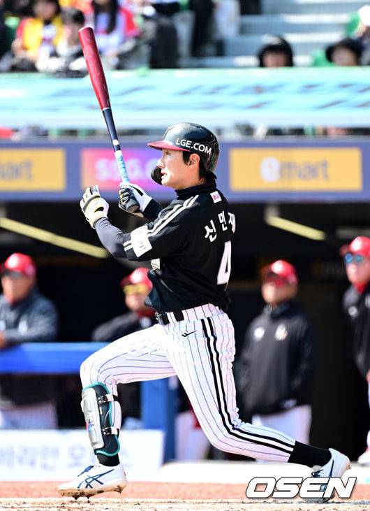 [OSEN=인천, 최규한 기자] 20일 인천 SSG랜더스필드에서 ‘2026 신한 SOL KBO리그’ 시범경기 SSG 랜더스와 LG 트윈스 경기가 열렸다.홈팀 SSG는 김민준, 방문팀 LG는 요니 치리노스를 선발로 내세웠다.3회초 2사 1루 상황 LG 신민재가 안타를 날리고 있다. 2026.03.20 / dreamer@osen.co.kr