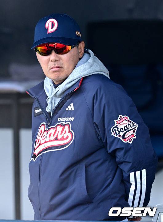 [OSEN=이천, 최규한 기자] 12일 경기도 이천 두산베어스파크에서 ‘2026 신한 SOL KBO리그’ 시범경기 두산 베어스와 키움 히어로즈의 경기가 열렸다.시범경기는&nbsp;오늘(12일)부터&nbsp;오는 24일까지 진행되며, 각 팀이 12경기씩 치러 총 60경기가 펼쳐질 예정이다.경기 시작을 앞두고 두산 김원형 감독이 그라운드를 주시하고 있다. 2026.03.12 / dreamer@osen.co.kr