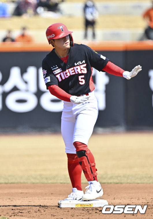[OSEN=대전, 박준형 기자] 20일 오후 대전 한화생명볼파크에서 2026 신한 SOL KBO 리그 시범경기 한화 이글스와 KIA 타이거즈의 경기를 진행됐다.전날 한화는 4-5로 끌려가다 9회말 허인서의 동점 홈런과 김태연의 끝내기 홈런으로 7-5 역전승을 거두고 2연패를 끊었다.1회초 1사 2루 KIA 김도영이 선취 1타점 적시 2루타를 날리고 타임 요청하고 있다.   2026.03.20 / soul1014@osen.co.kr