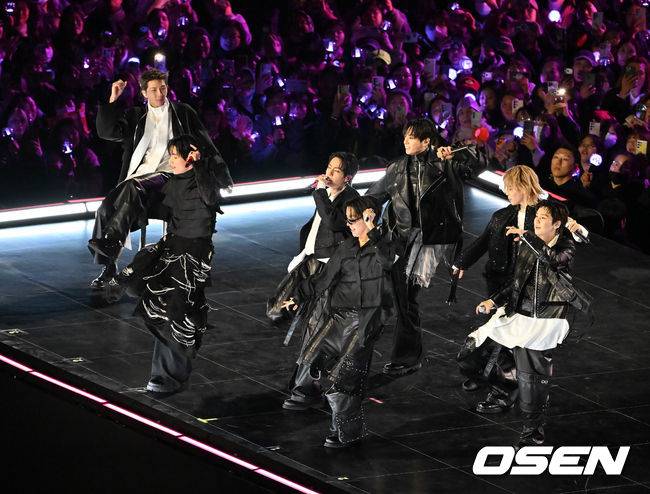 [OSEN=민경훈 기자] 그룹 방탄소년단(BTS)이 21일 서울 광화문 광장에서 무료 복귀 공연&nbsp;'BTS&nbsp;컴백 라이브: 아리랑'(BTS&nbsp;THE&nbsp;COMEBACK&nbsp;LIVE&nbsp;|&nbsp;ARIRANG)을 펼쳐졌다. 방탄소년단은 전날 3년 9개월 만의 새 앨범인 정규 5집 ‘아리랑’을 발표했다. 타이틀곡 ‘스윔’은 멜론 ‘톱 100’ 차트 1위에 올랐고, 실물 음반도 발매 당일 약 400만장이 팔렸다.  BTS의 RM, 진, 슈가, 제이홉, 지민, 뷔, 정국이 공연을 펼치고 있다. 2026.03.21 / rumi@osen.co.kr