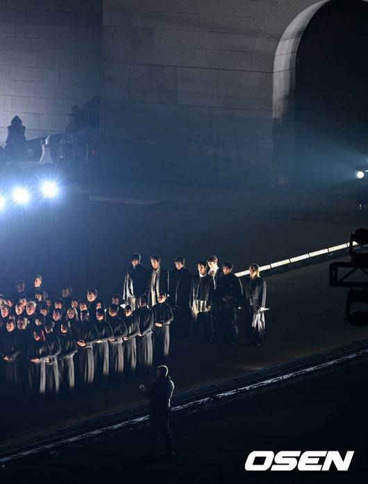 [OSEN=민경훈 기자] 그룹 방탄소년단(BTS)이 21일 서울 광화문 광장에서 무료 복귀 공연&nbsp;'BTS&nbsp;컴백 라이브: 아리랑'(BTS&nbsp;THE&nbsp;COMEBACK&nbsp;LIVE&nbsp;|&nbsp;ARIRANG)을 펼쳐졌다. 방탄소년단은 전날 3년 9개월 만의 새 앨범인 정규 5집 ‘아리랑’을 발표했다. 타이틀곡 ‘스윔’은 멜론 ‘톱 100’ 차트 1위에 올랐고, 실물 음반도 발매 당일 약 400만장이 팔렸다.  BTS의 RM, 진, 슈가, 제이홉, 지민, 뷔, 정국이 공연을 펼치고 있다. 2026.03.21 / rumi@osen.co.kr