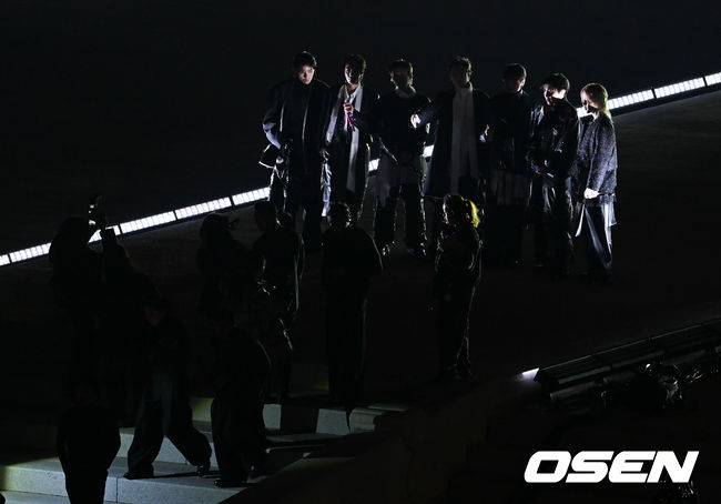 [OSEN=민경훈 기자] 그룹 방탄소년단(BTS)이 21일 서울 광화문 광장에서 무료 복귀 공연&nbsp;'BTS&nbsp;컴백 라이브: 아리랑'(BTS&nbsp;THE&nbsp;COMEBACK&nbsp;LIVE&nbsp;|&nbsp;ARIRANG)을 펼쳐졌다. 방탄소년단은 전날 3년 9개월 만의 새 앨범인 정규 5집 ‘아리랑’을 발표했다. 타이틀곡 ‘스윔’은 멜론 ‘톱 100’ 차트 1위에 올랐고, 실물 음반도 발매 당일 약 400만장이 팔렸다.  BTS의 RM, 진, 슈가, 제이홉, 지민, 뷔, 정국이 공연을 펼치고 있다. 2026.03.21 / rumi@osen.co.kr