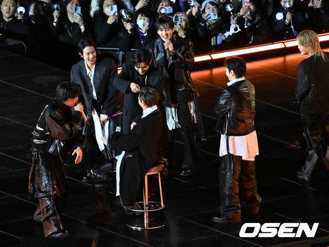 [OSEN=민경훈 기자] 그룹 방탄소년단(BTS)이 21일 서울 광화문 광장에서 무료 복귀 공연&nbsp;'BTS&nbsp;컴백 라이브: 아리랑'(BTS&nbsp;THE&nbsp;COMEBACK&nbsp;LIVE&nbsp;|&nbsp;ARIRANG)을 펼쳐졌다. 방탄소년단은 전날 3년 9개월 만의 새 앨범인 정규 5집 ‘아리랑’을 발표했다. 타이틀곡 ‘스윔’은 멜론 ‘톱 100’ 차트 1위에 올랐고, 실물 음반도 발매 당일 약 400만장이 팔렸다.  BTS의 RM, 진, 슈가, 제이홉, 지민, 뷔, 정국이 공연을 펼치고 있다. 2026.03.21 / rumi@osen.co.kr