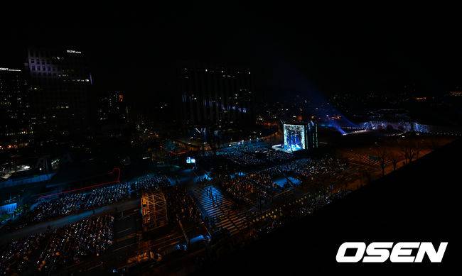 [OSEN=민경훈 기자] 그룹 방탄소년단(BTS)이 21일 서울 광화문 광장에서 무료 복귀 공연&nbsp;'BTS&nbsp;컴백 라이브: 아리랑'(BTS&nbsp;THE&nbsp;COMEBACK&nbsp;LIVE&nbsp;|&nbsp;ARIRANG)을 펼쳐졌다. 방탄소년단은 전날 3년 9개월 만의 새 앨범인 정규 5집 ‘아리랑’을 발표했다. 타이틀곡 ‘스윔’은 멜론 ‘톱 100’ 차트 1위에 올랐고, 실물 음반도 발매 당일 약 400만장이 팔렸다.  BTS의 RM, 진, 슈가, 제이홉, 지민, 뷔, 정국이 공연을 펼치고 있다. 2026.03.21 / rumi@osen.co.kr