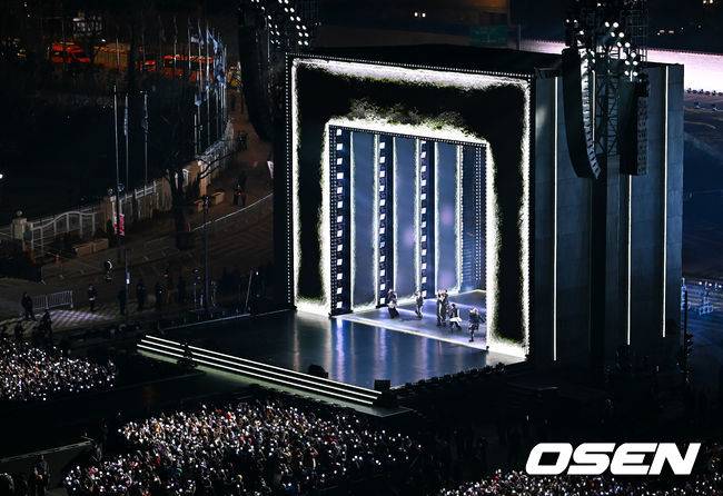 [OSEN=민경훈 기자] 그룹 방탄소년단(BTS)이 21일 서울 광화문 광장에서 무료 복귀 공연&nbsp;'BTS&nbsp;컴백 라이브: 아리랑'(BTS&nbsp;THE&nbsp;COMEBACK&nbsp;LIVE&nbsp;|&nbsp;ARIRANG)을 펼쳐졌다. 방탄소년단은 전날 3년 9개월 만의 새 앨범인 정규 5집 ‘아리랑’을 발표했다. 타이틀곡 ‘스윔’은 멜론 ‘톱 100’ 차트 1위에 올랐고, 실물 음반도 발매 당일 약 400만장이 팔렸다.  BTS의 RM, 진, 슈가, 제이홉, 지민, 뷔, 정국이 공연을 펼치고 있다. 2026.03.21 / rumi@osen.co.kr