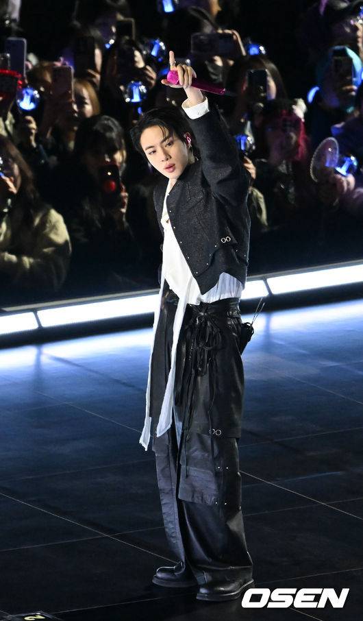 [OSEN=민경훈 기자] 그룹 방탄소년단(BTS)이 21일 서울 광화문 광장에서 무료 복귀 공연&nbsp;'BTS&nbsp;컴백 라이브: 아리랑'(BTS&nbsp;THE&nbsp;COMEBACK&nbsp;LIVE&nbsp;|&nbsp;ARIRANG)을 펼쳐졌다. 방탄소년단은 전날 3년 9개월 만의 새 앨범인 정규 5집 ‘아리랑’을 발표했다. 타이틀곡 ‘스윔’은 멜론 ‘톱 100’ 차트 1위에 올랐고, 실물 음반도 발매 당일 약 400만장이 팔렸다.  BTS의 진이 공연을 펼치고 있다. 2026.03.21 / rumi@osen.co.kr