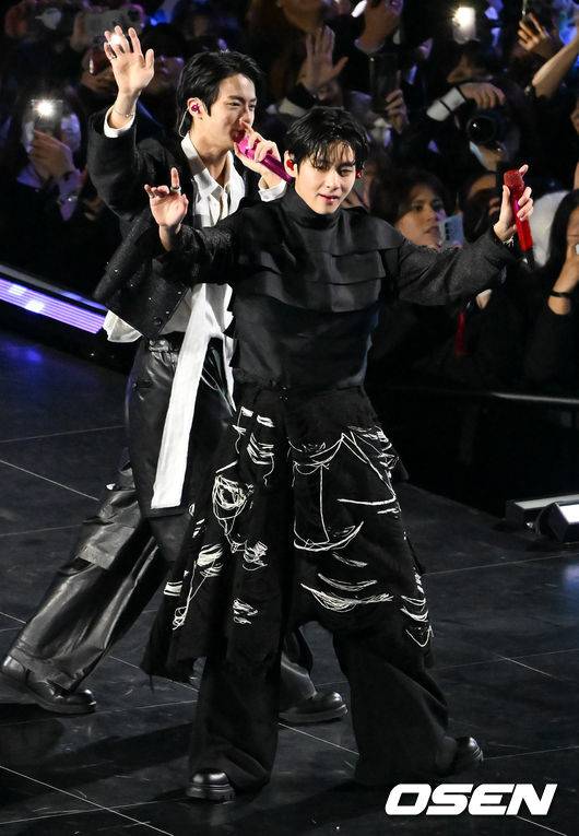 [OSEN=민경훈 기자] 그룹 방탄소년단(BTS)이 21일 서울 광화문 광장에서 무료 복귀 공연&nbsp;'BTS&nbsp;컴백 라이브: 아리랑'(BTS&nbsp;THE&nbsp;COMEBACK&nbsp;LIVE&nbsp;|&nbsp;ARIRANG)을 펼쳐졌다. 방탄소년단은 전날 3년 9개월 만의 새 앨범인 정규 5집 ‘아리랑’을 발표했다. 타이틀곡 ‘스윔’은 멜론 ‘톱 100’ 차트 1위에 올랐고, 실물 음반도 발매 당일 약 400만장이 팔렸다.  BTS 뷔가 공연을 펼치고 있다. 2026.03.21 / rumi@osen.co.kr