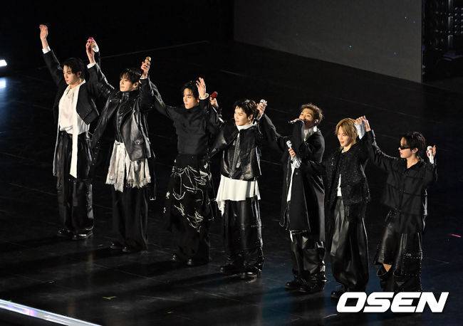 [OSEN=민경훈 기자] 그룹 방탄소년단(BTS)이 21일 서울 광화문 광장에서 무료 복귀 공연&nbsp;'BTS&nbsp;컴백 라이브: 아리랑'(BTS&nbsp;THE&nbsp;COMEBACK&nbsp;LIVE&nbsp;|&nbsp;ARIRANG)을 펼쳐졌다. 방탄소년단은 전날 3년 9개월 만의 새 앨범인 정규 5집 ‘아리랑’을 발표했다. 타이틀곡 ‘스윔’은 멜론 ‘톱 100’ 차트 1위에 올랐고, 실물 음반도 발매 당일 약 400만장이 팔렸다.  BTS의 RM, 진, 슈가, 제이홉, 지민, 뷔, 정국이 공연을 펼친 후 인사를 하고 있다. 2026.03.21 / rumi@osen.co.kr