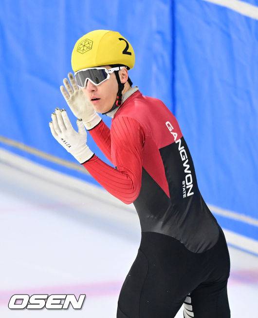 [OSEN=목동, 김성락 기자] 9일 오전 서울 양천구 목동 실내빙사장에서 ‘2025/26 시즌 쇼트트랙 국가대표 1차 선발대회’가 열렸다.국가대표 1, 2차 선발대회는 대회별 개인종목 500m와 1000m, 1500m의 3개 종목별 순위 점수를 합산하여 종합순위를 결정하는 방식으로 진행된다. 1차 대회 남녀 각 상위 24명이 2차 선발대회에 진출하며, 두 대회의 종합 점수를 합산하여 2025-26시즌 국제빙상경기연맹(ISU) 쇼트트랙 월드투어 시리즈와 세계선수권대회, 2026 밀라노-코르티나 담페초 동계올림픽에 출전할 최종 쇼트트랙 국가대표 선수를 선발한다.남자 1000M 준준결승 황대헌(강원도청)이 박지원(서울시청)과 충돌, 판정에 항의하고 있다. 황대헌은 페널티 코드 S1(직선주로에서 아웃에서 인으로 레인 변경)으로 실격, 박지원은 어드밴티지를 받아 준결승으로 올랐다. 2025.04.09 / ksl0919@osen.co.kr