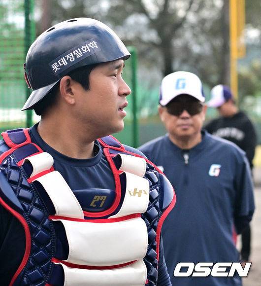 [OSEN=미야자키(일본), 지형준 기자] 3일 일본 미야자키현 아야초 니시키바루 야구장에서 SSG 랜더스와 롯데 자이언츠의 연습경기가 열렸다.이날 SSG가 롯데에 10-5로 이겼다.&nbsp;SSG는 5일부터 이틀간 두산 베어스와 연습경기를 치른다. 연습경기 일정을 모두 소화한 롯데는 5일 모든 스프링캠프 일정을&nbsp;마치고 귀국한다.롯데 유강남이 김태형 감독이 지켜보는 가운데 훈련을 하고 있다. 2026.03.03 /jpnews@osen.co.kr