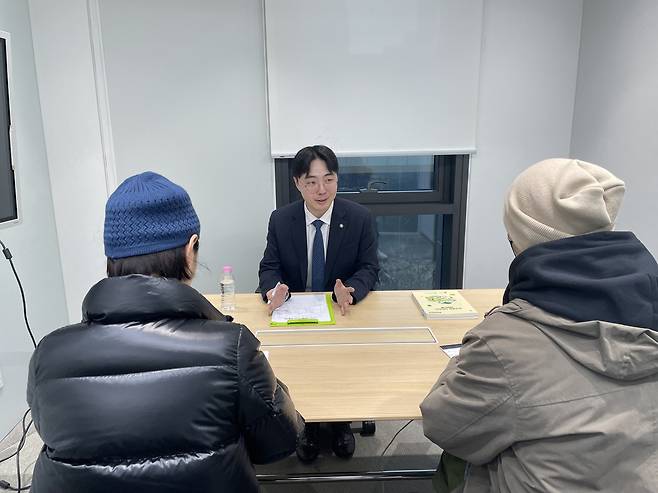서울 송파구가 학교생활 중 발생하는 복잡한 갈등과 법적 고민 해결을 돕는 ‘아이의 일상을 지키는 법률상담’을 운영한다. 사진은 법률상담을 진행하는 모습. 송파구 제공