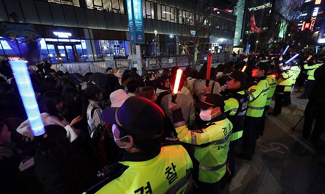 방탄소년단(BTS) 팬들이 21일 서울 종로구 광화문광장에서 열린 ‘BTS 컴백 라이브 I 아리랑’ 공연이 끝난 뒤 경찰 통제에 따라 퇴장하고 있다. 뉴시스